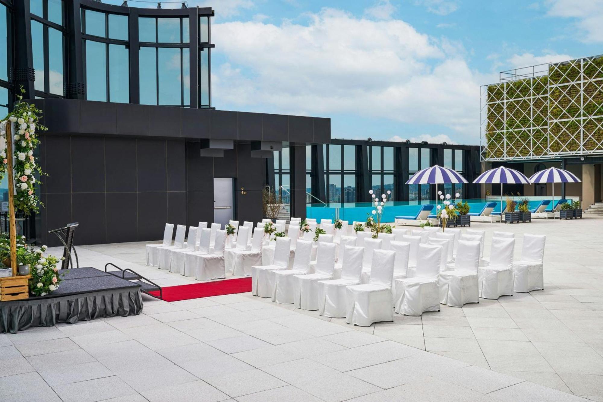 Le Meridien Taichung Eksteriør bilde The rooftop pool at the hotel