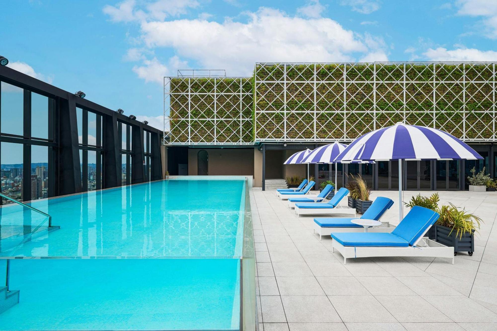 Le Meridien Taichung Eksteriør bilde Rooftop pool at The Standard East Village
