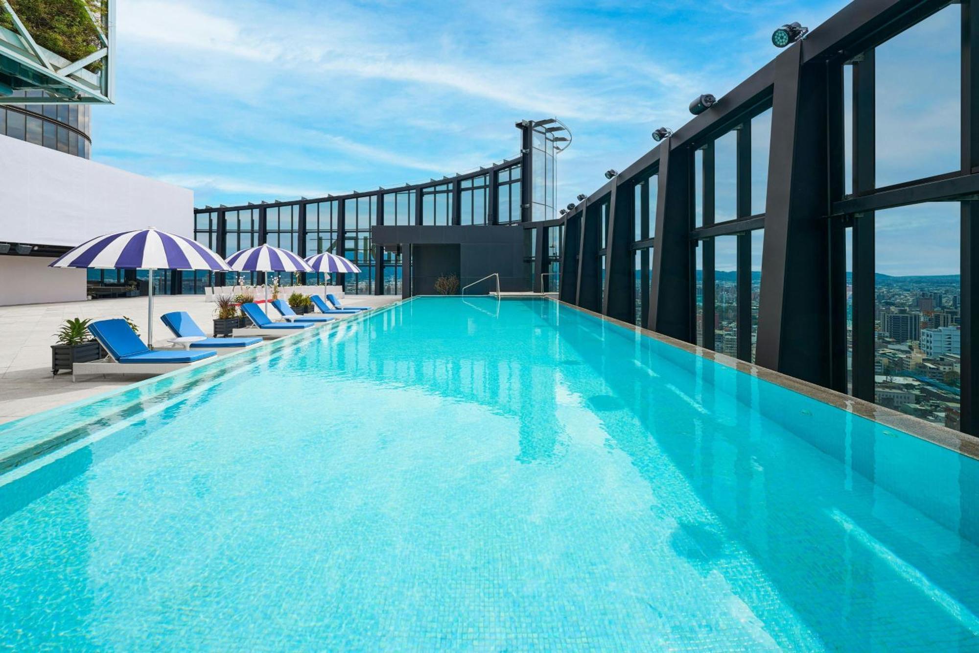 Le Meridien Taichung Eksteriør bilde The rooftop pool at the hotel